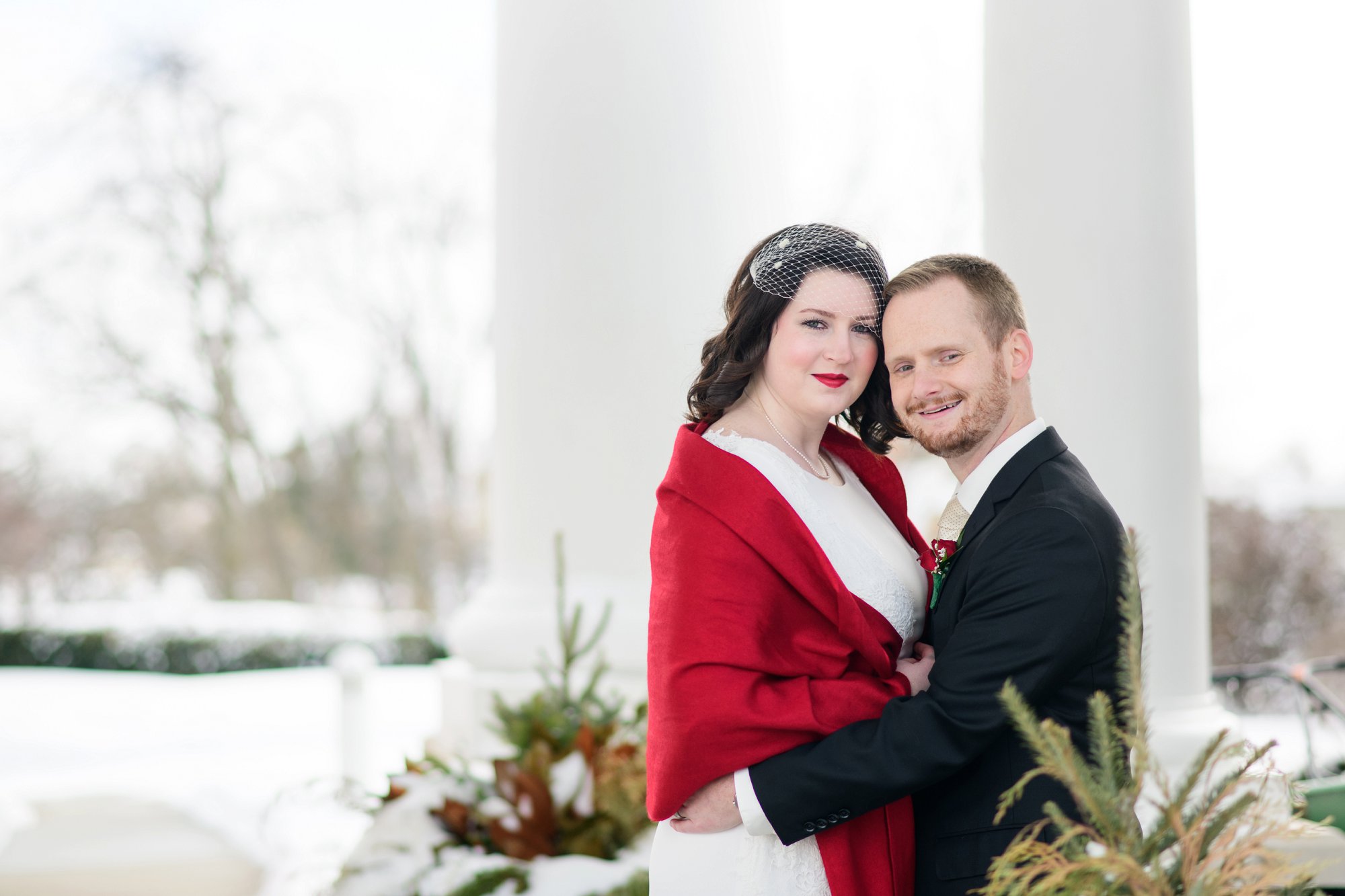 Glen Oaks Country Club | Winter wedding and bride with red shawl